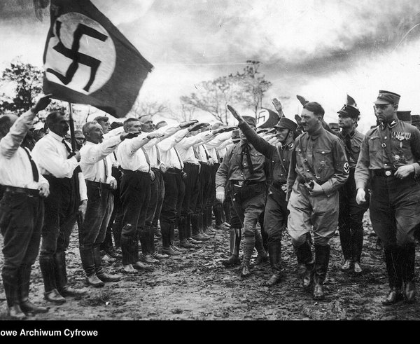 NSDAP_branch_in_Oldenburg_saluting_Hitler_(Nov_1930__Swiatowid_29_1931-07-18)_R_Hess,_V_Lutze,_Carl_Röver_(behind_arm)_Nazi_propaganda_swastika_flag_Party_veterans_in_Verbotsuniform__Narodowe_Archiwum_Cyfrowe_3_1_0