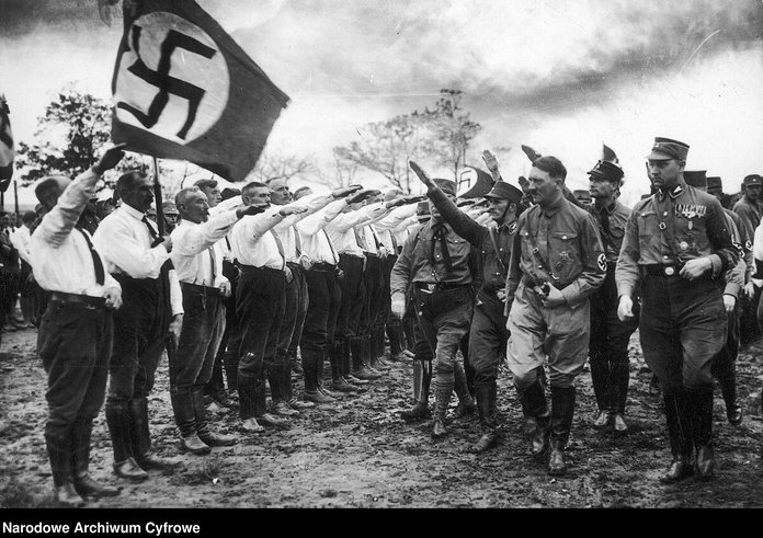 NSDAP_branch_in_Oldenburg_saluting_Hitler_(Nov_1930__Swiatowid_29_1931-07-18)_R_Hess,_V_Lutze,_Carl_Röver_(behind_arm)_Nazi_propaganda_swastika_flag_Party_veterans_in_Verbotsuniform__Narodowe_Archiwum_Cyfrowe_3_1_0