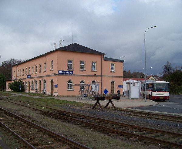 Nádraží_Chrastava,_budova_a_autobus