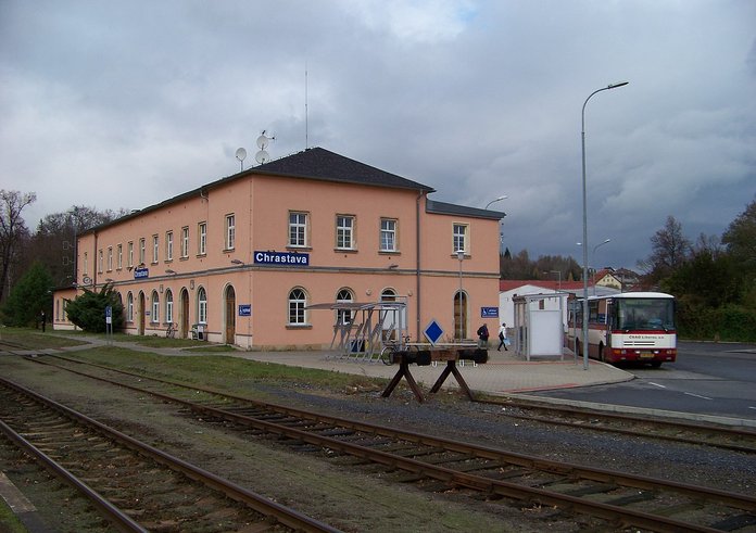Nádraží_Chrastava,_budova_a_autobus