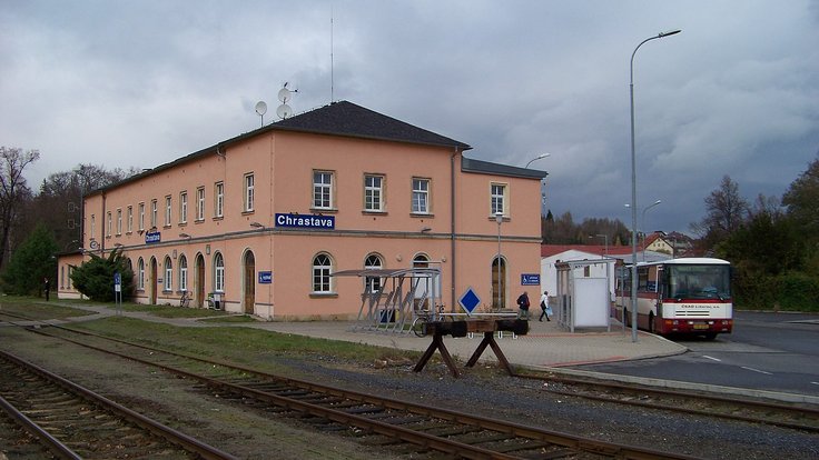 Nádraží_Chrastava,_budova_a_autobus