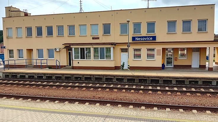Nesovice_staniční_budova_(2023)