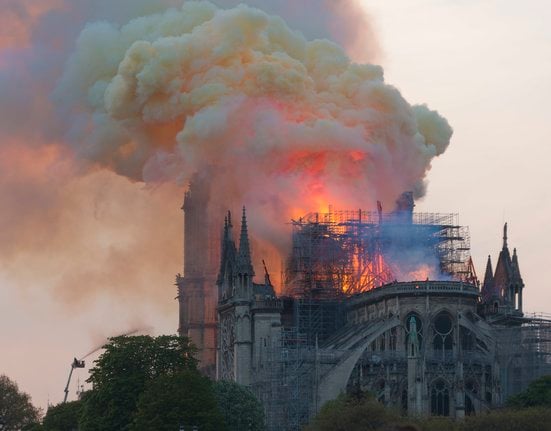 Notre-Dame_en_feu,_20h06.jpg