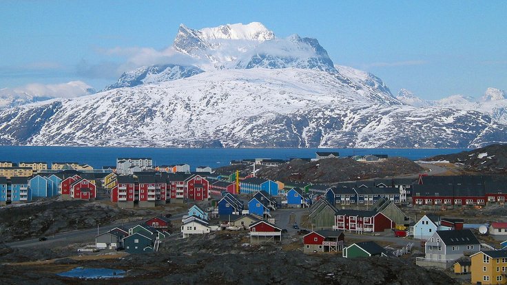 Nuuk_city_below_Sermitsiaq