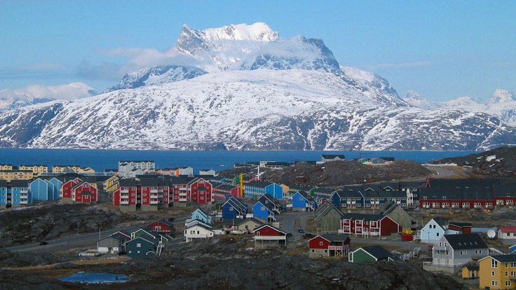 Nuuk_city_below_Sermitsiaq