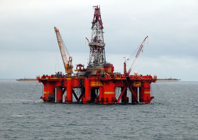 Oil_platform_in_the_North_SeaPros