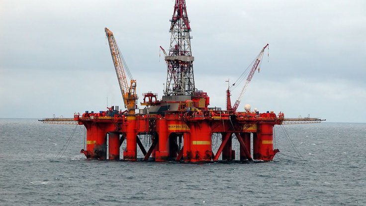 Oil_platform_in_the_North_SeaPros