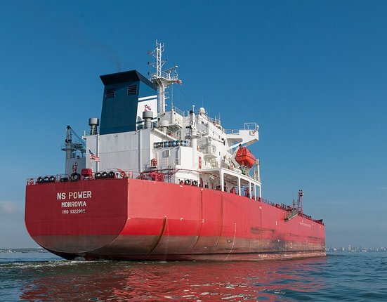 Oil_tanker_crossing_the_bridge_over_Lake_Maracaibo_4
