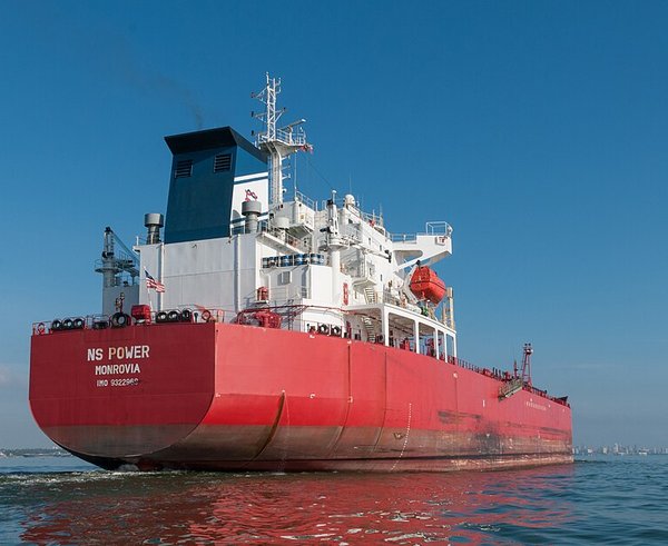 Oil_tanker_crossing_the_bridge_over_Lake_Maracaibo_4
