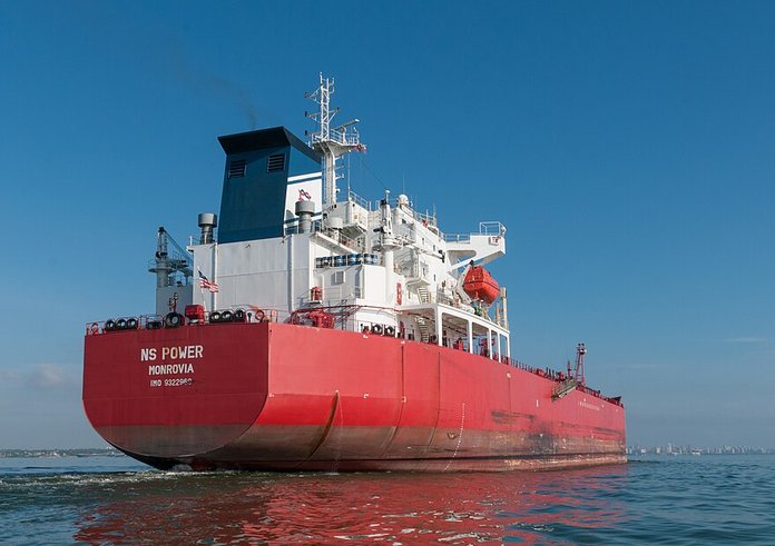 Oil_tanker_crossing_the_bridge_over_Lake_Maracaibo_4