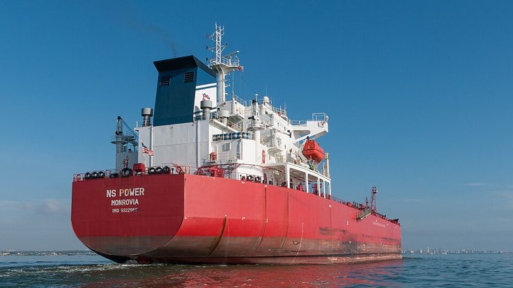 Oil_tanker_crossing_the_bridge_over_Lake_Maracaibo_4