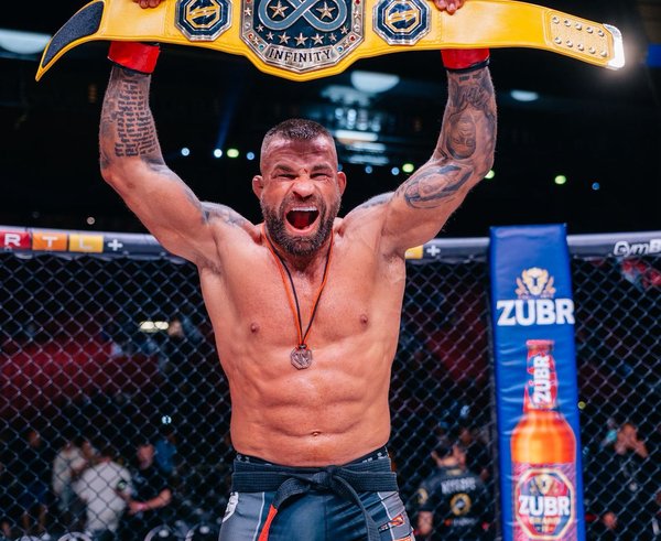 Karlos Vémalo se stal Infinity Championem.