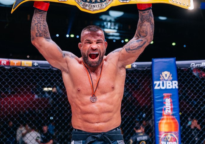 Karlos Vémalo se stal Infinity Championem.