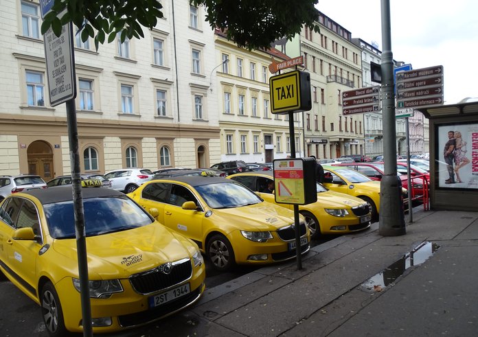 Opletalova,_stanoviště_taxi_Modrý_anděl