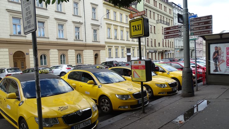 Opletalova,_stanoviště_taxi_Modrý_anděl