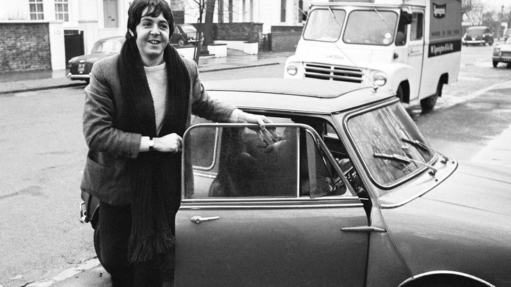 P90362122-paul-mccartney-the-beatles-with-his-mini-1967-08-19-photo-by-wilson-mirrorpix-mirrorpix-via-getty-im-1800px.jpg