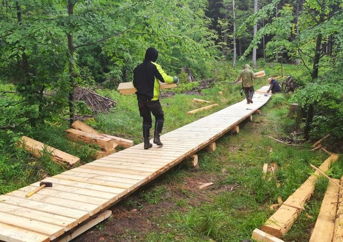 Stavba nového dřevěného povalového chodníku na náhradní trase k Boubínskému jezírku.