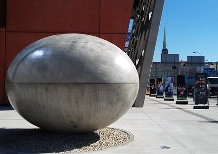 Betonové vejce před Novým divadlem