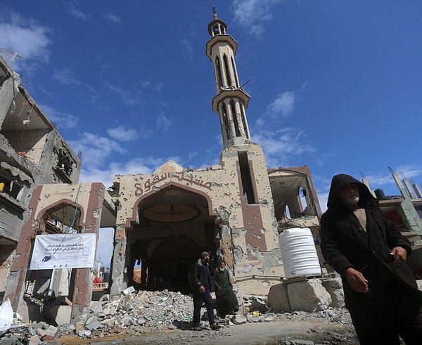 Palestinians_live_in_an_area_destroyed_by_Israeli_airstrike_in_Rafah,_Gaza_Strip_3