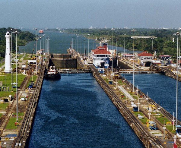 Panama_Canal_Gatun_Locks