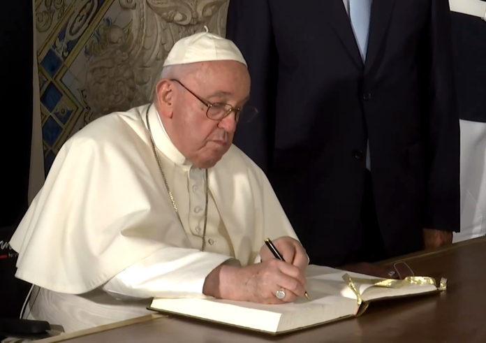 Papa_Francisco_assina_o_livro_de_honra_do_Palácio_de_Belém_(03-08-2023)