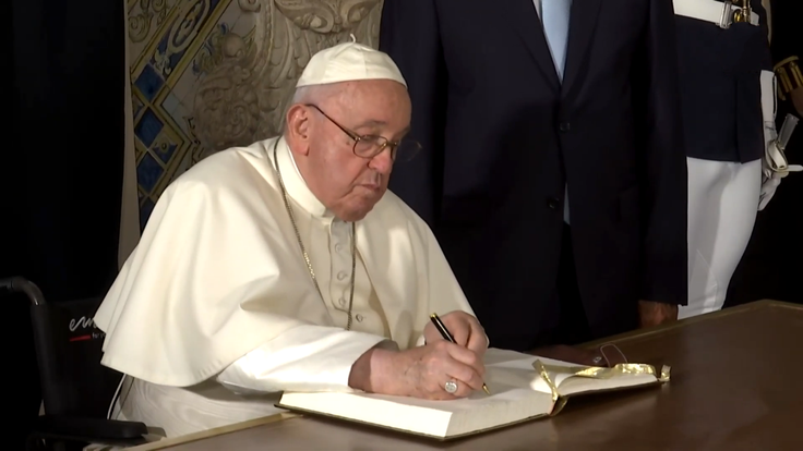 Papa_Francisco_assina_o_livro_de_honra_do_Palácio_de_Belém_(03-08-2023)