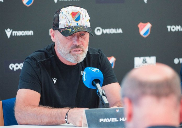 Trenér Baníku Pavel Hapal před utkáním s Austrií.