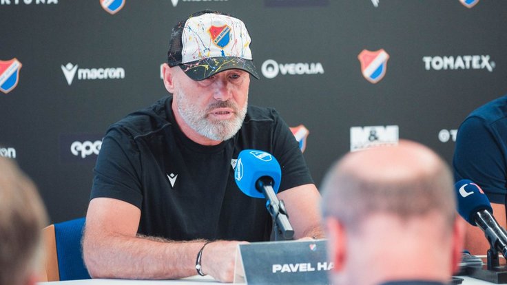 Trenér Baníku Pavel Hapal před utkáním s Austrií.