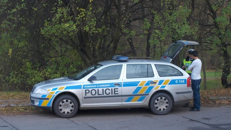 Plzeňská,_vůz_Policie_ČR