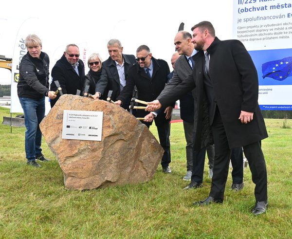 Poklepání základního kamene při zahájení stavby severního obchvatu Rakovníka.