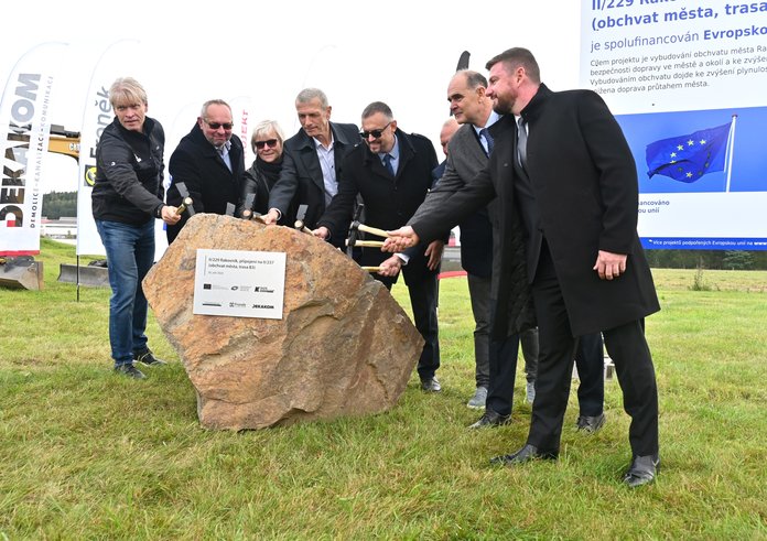 Poklepání základního kamene při zahájení stavby severního obchvatu Rakovníka.