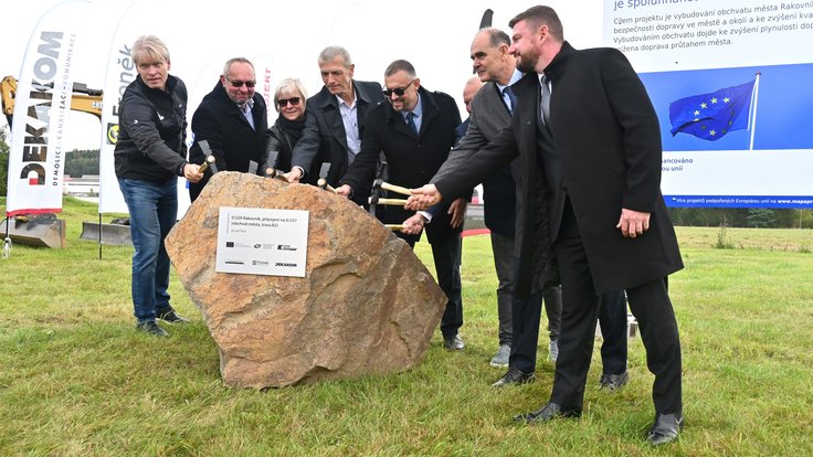 Poklepání základního kamene při zahájení stavby severního obchvatu Rakovníka.