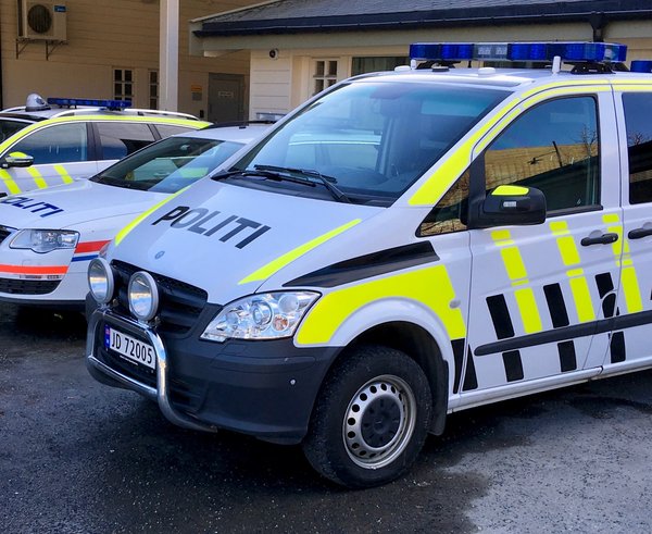 Police_cars_politibiler_Volkswagen_Passat_patruljebil_Mercedes-Benz_Vito_Fargernes_lensmannskontor_Jernbanevegen_Nord-Aurdal_Valdres_Norway_2017-03-27_IMG_2184