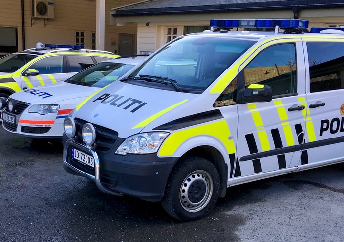 Police_cars_politibiler_Volkswagen_Passat_patruljebil_Mercedes-Benz_Vito_Fargernes_lensmannskontor_Jernbanevegen_Nord-Aurdal_Valdres_Norway_2017-03-27_IMG_2184