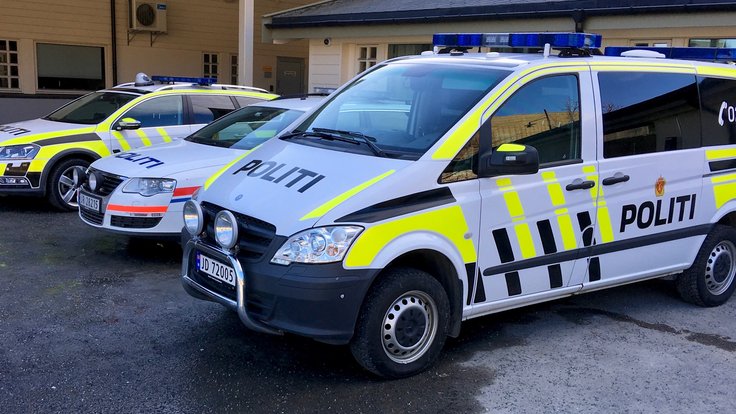 Police_cars_politibiler_Volkswagen_Passat_patruljebil_Mercedes-Benz_Vito_Fargernes_lensmannskontor_Jernbanevegen_Nord-Aurdal_Valdres_Norway_2017-03-27_IMG_2184