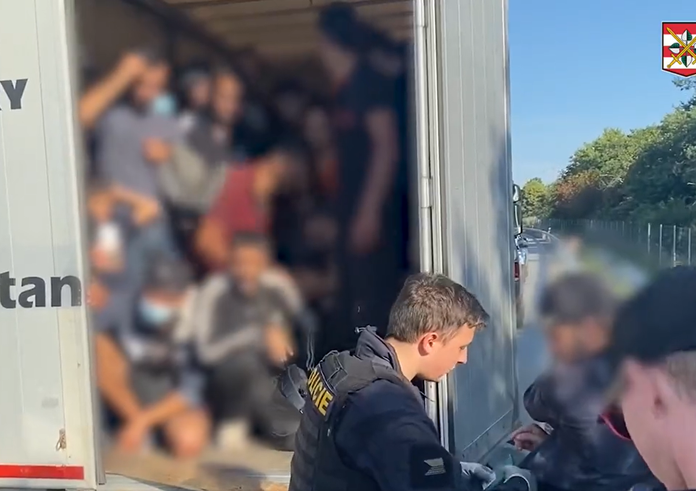 Policisté našli 58 migrantů v nákladním vozidle na D1