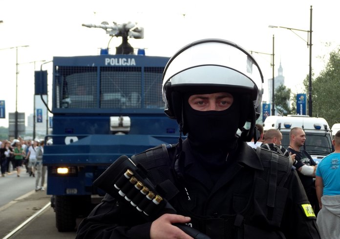Policja_podczas_zamieszek_(2)
