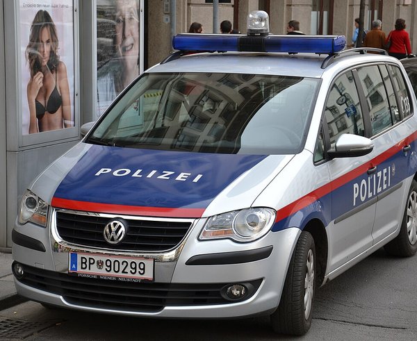 Polizei_VW-Touran_03