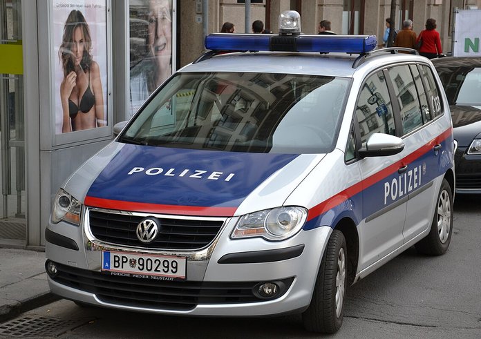 Polizei_VW-Touran_03