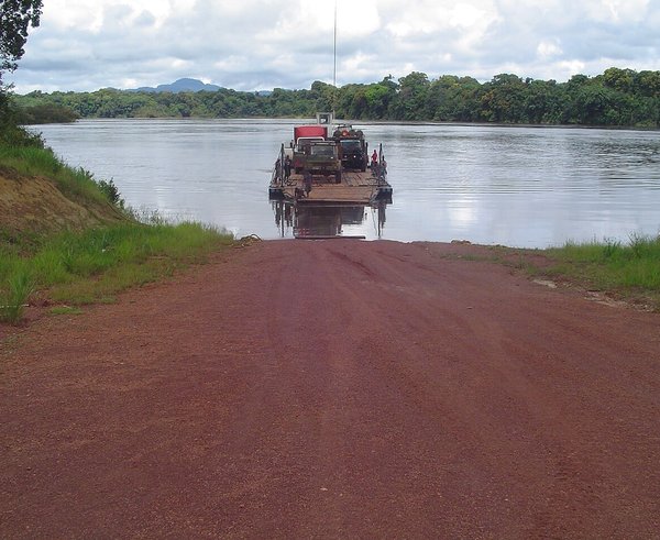 Pontoon_Crossing_at_Mango_Landing_Essequibo_River