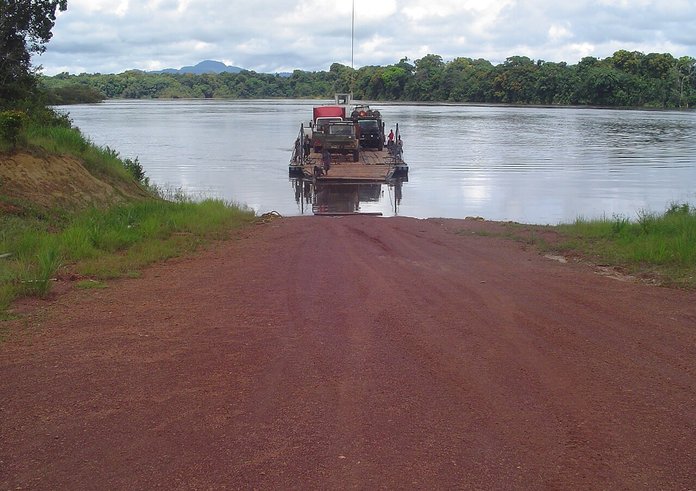 Pontoon_Crossing_at_Mango_Landing_Essequibo_River