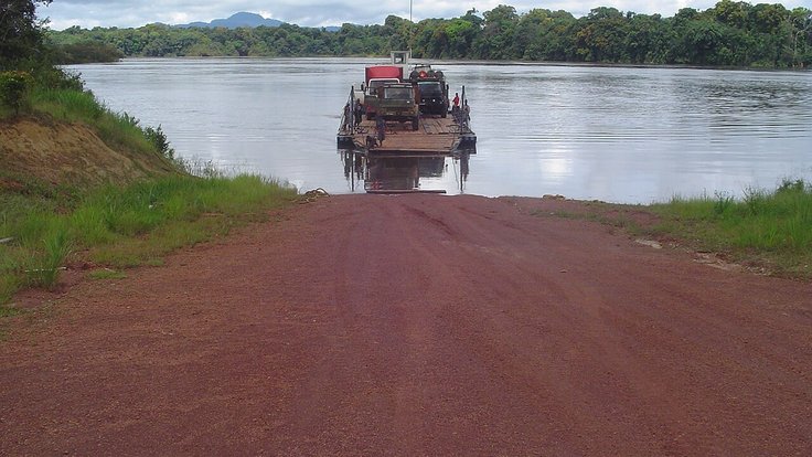 Pontoon_Crossing_at_Mango_Landing_Essequibo_River