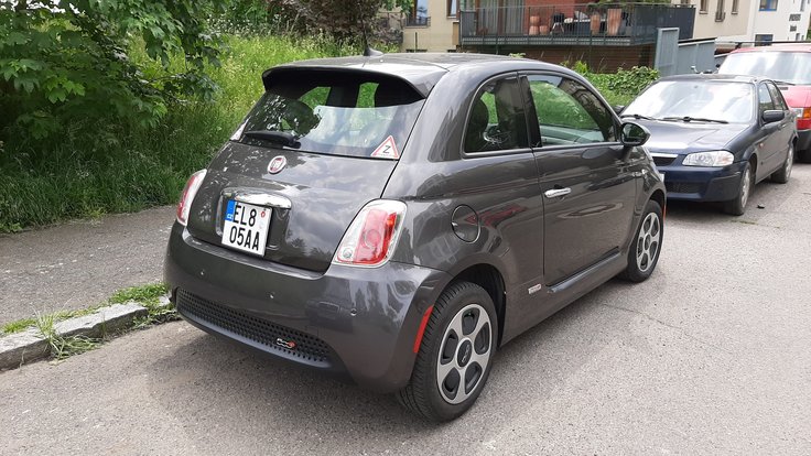 Auto se speciální poznávací značkou EL určené nízkoemisním autům, především elektrickým a vodíkovým vozidlům.