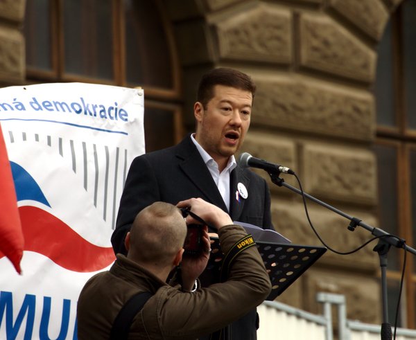 Praha,_Václavské_náměstí,_říjnová_demonstrace_proti_přijetí_uprchlíků,_Tomio_Okamura