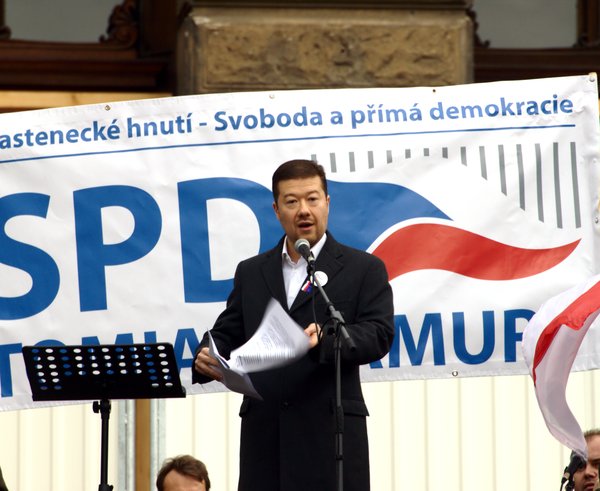 Praha,_Václavské_náměstí,_říjnová_demonstrace_proti_přijetí_uprchlíků,_Tomio_Okamura_II