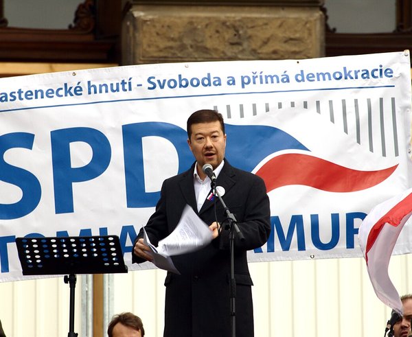 Praha,_Václavské_náměstí,_říjnová_demonstrace_proti_přijetí_uprchlíků,_Tomio_Okamura_II (1)