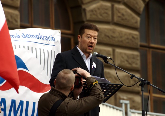 Praha,_Václavské_náměstí,_říjnová_demonstrace_proti_přijetí_uprchlíků,_Tomio_Okamura