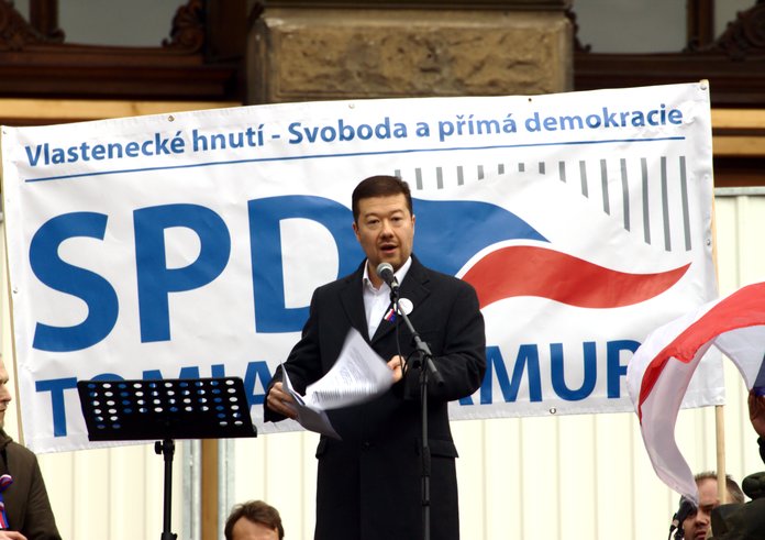 Praha,_Václavské_náměstí,_říjnová_demonstrace_proti_přijetí_uprchlíků,_Tomio_Okamura_II