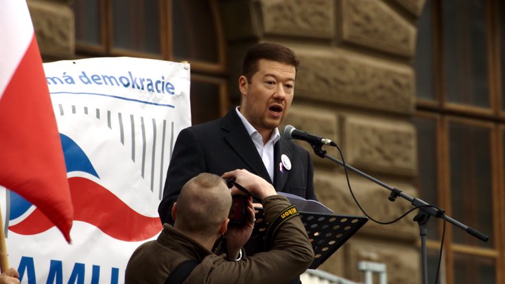 Praha,_Václavské_náměstí,_říjnová_demonstrace_proti_přijetí_uprchlíků,_Tomio_Okamura (1)