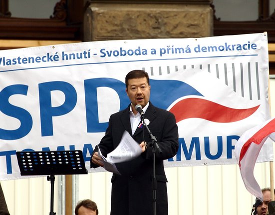 Praha,_Václavské_náměstí,_říjnová_demonstrace_proti_přijetí_uprchlíků,_Tomio_Okamura_II (1)